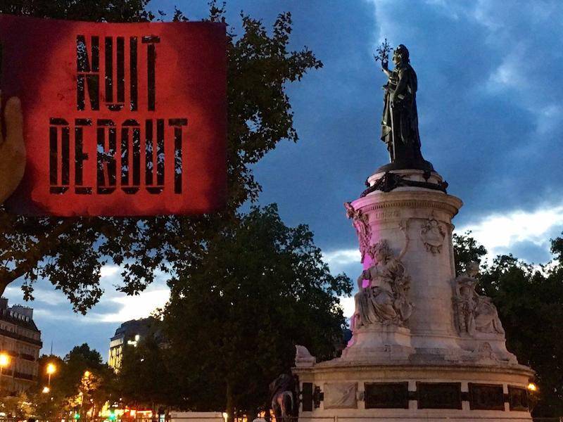 Nuit Debout devant la statue de la République. 