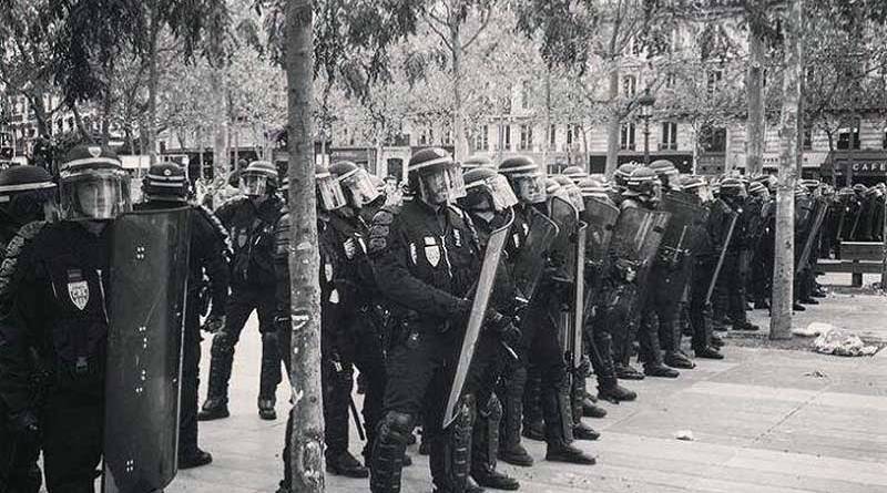 Les policiers tiennent la place de la République - manifestation du 15 septembre