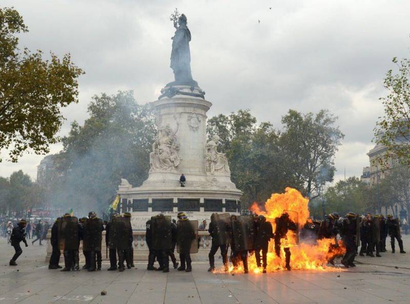 Les policiers en feu devant la statue de la place de la République le 15 septembre. 