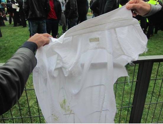 Un morceau de la chemise arrachée d'un des deux cadres d'Air France lors de la manifestation en octobre 2015. 