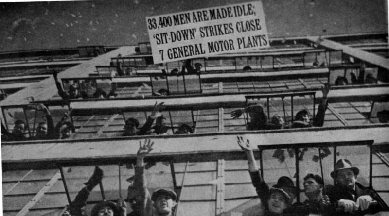 Des travailleurs occupent l'usine Fisher Body n°1 de General Motors à Flint (Michigan) en 1936